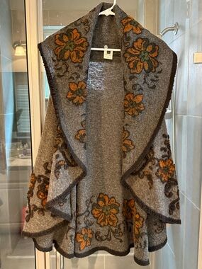 M Made in Italy Gray Floral Knit Shawl Vest